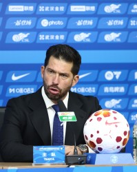 开云中国官网-三镇1-3落后海牛，现场球迷高喊“莫拉下课”并有大量球迷退场
